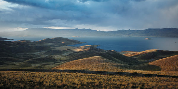 Andean_explorer_train_peru_landscape_lake