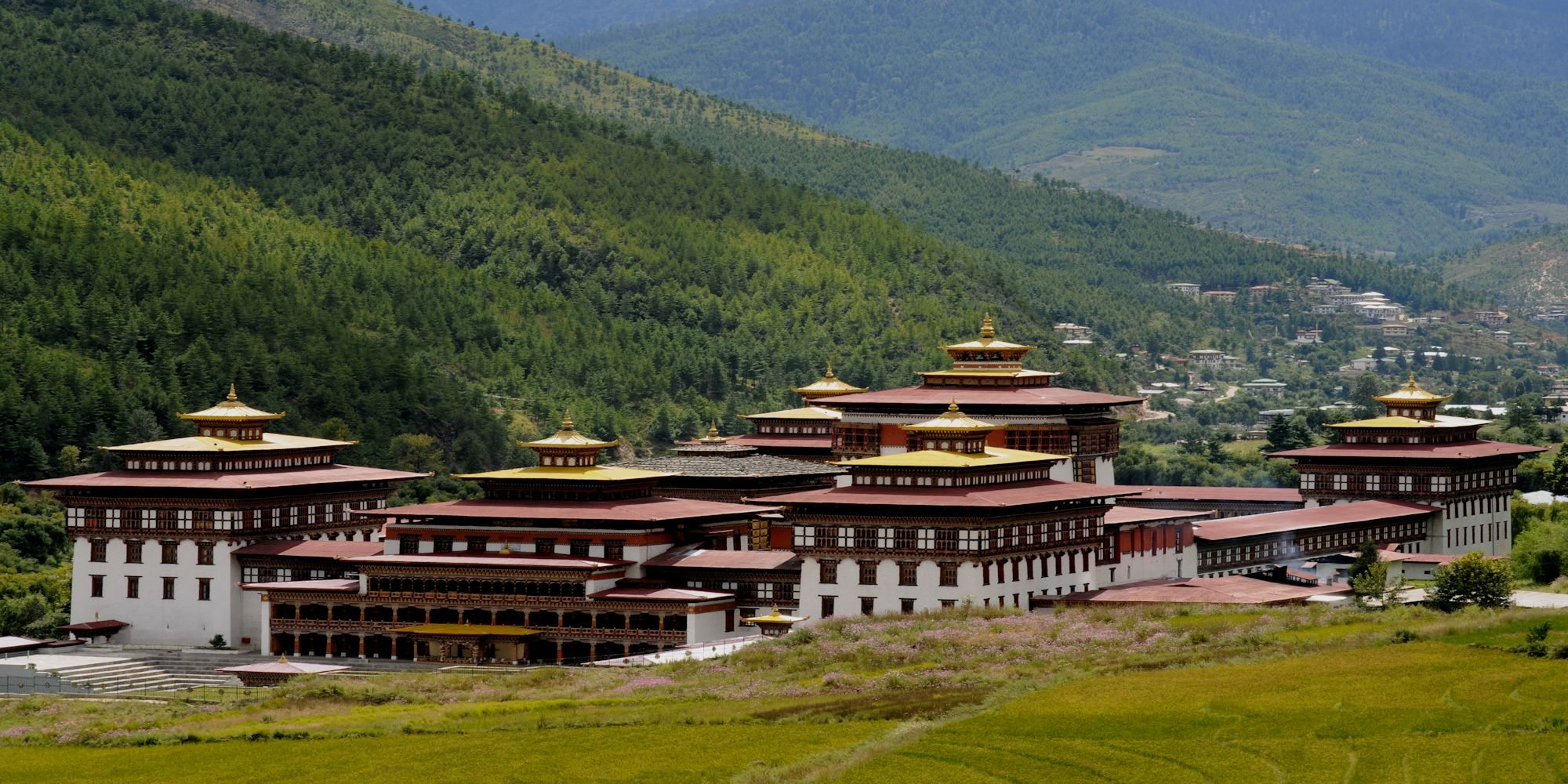 Столица бутана. Королевство бутан (Bhutan). Королевство бутан в Гималаях. Бутан Тхимпху. Бутан Ташичо дзонг.